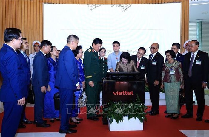 Chủ tịch Quốc hội Campuchia Samdech Khuon Sudary viết lưu bút trong buổi thăm Tập đoàn Công nghệ viễn thông Quân đội Viettel. Ảnh: Tuấn Anh/TTXVN
