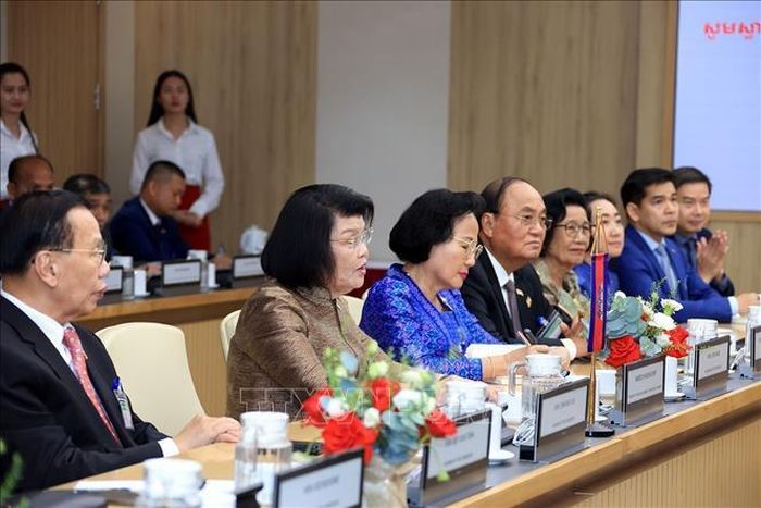 Chủ tịch Quốc hội Campuchia Samdech Khuon Sudary cùng đoàn công tác thăm Tập đoàn Công nghệ viễn thông Quân đội Viettel. Ảnh: Tuấn Anh/TTXVN