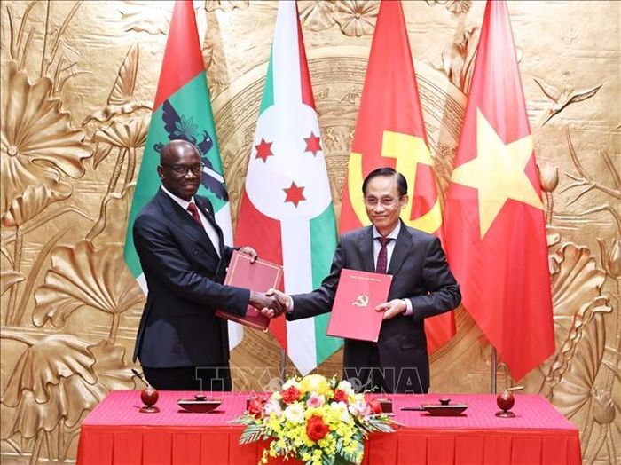 Bộ trưởng Ngoại giao Lê Hoài Trung và Tổng Thư ký Révérien Ndikuriyo ký kết Bản ghi nhớ hợp tác giữa Đảng Cộng sản Việt Nam và Đảng Hội đồng Quốc gia bảo vệ dân chủ - Lực lượng bảo vệ dân chủ Burundi. Ảnh: Minh Đức/TTXVN