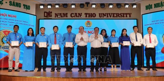 Các cá nhân nhận Kỷ niệm chương “Vì sự nghiệp xây dựng tổ chức Công đoàn Việt Nam”.