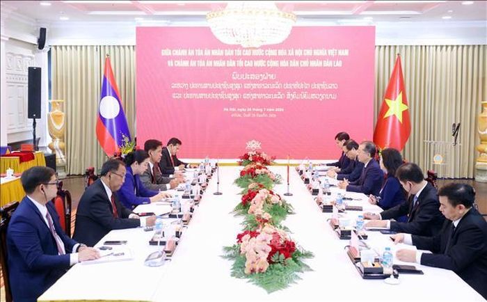 Chánh án Tòa án nhân tối cao Việt Nam Nguyễn Văn Quảng hội đàm với Chánh án Tòa án nhân dân tối cao Lào Phayvy Syboualypha. Ảnh: Phạm Kiên/TTXVN