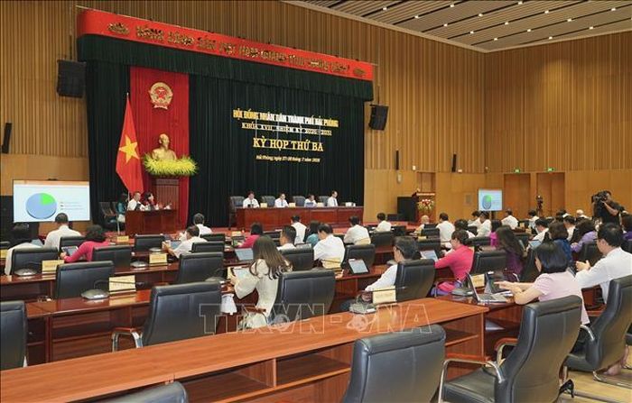 Kỳ họp thông qua 24 Nghị quyết quan trọng, trong đó gồm những chính sách có phạm vi tác động lớn, được đông đảo cử tri quan tâm.
