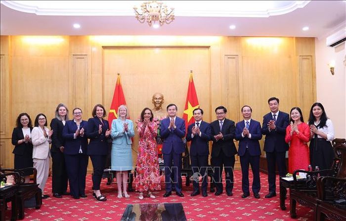 Đồng chí Đoàn Minh Huấn, Ủy viên Bộ Chính trị, Giám đốc Học viện Chính trị quốc gia Hồ Chí Minh tiếp bà Anne Aly, Bộ trưởng Phát triển Quốc tế, kiêm Bộ trưởng Doanh nghiệp Nhỏ và Bộ trưởng Các vấn đề Đa văn hóa Australia với các đại biểu. Ảnh: Văn Điệp/TTXVN