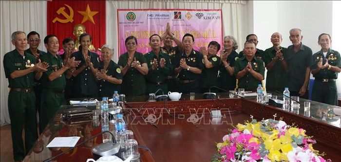 Hội Cựu Thanh niên xung phong thành phố Cần Thơ và các hội viên tại phường Vị Thanh. Ảnh: Duy Khương/TTXVN