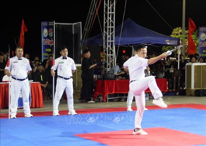 Sau lễ khai mạc, vận động viên các đoàn đã bước vào thi đấu ở nội dung Quyền thuật.