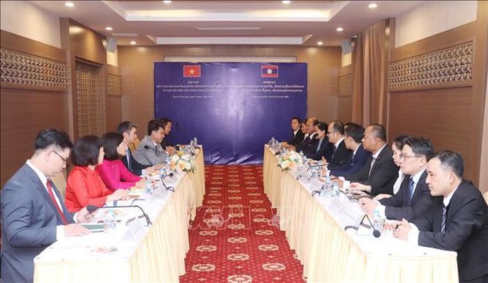 Quang cảnh buổi làm việc giữa Tạp chí Cộng sản của Việt Nam và Tạp chí Alounmai của Lào. Ảnh: Xuân Tú/PV TTXVN tại Lào