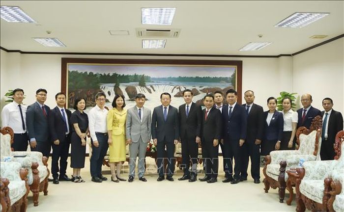 Phó Trưởng ban Tuyên huấn Trung ương Lào Vansy Kuamua chụp ảnh kỷ niệm với Đoàn đại biểu Tạp chí Cộng sản tại buổi tiếp. Ảnh: Xuân Tú/PV TTXVN tại Lào