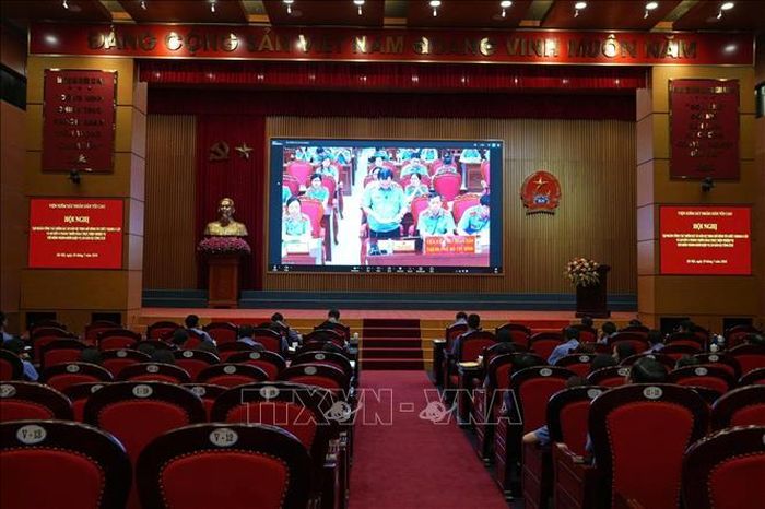 Đại diện lãnh đạo VKSND Thành phố Hồ Chí Minh báo cáo tham luận qua điểm cầu trực tuyến.