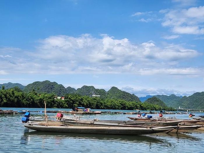 Từ thôn Gia Tịnh nhìn sang Di sản thiên nhiên Thế giới Phong Nha - Kẻ Bàng.
