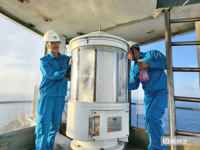 Cán bộ, công nhân của trạm vẫn duy trì chế độ trực, vận hành và bảo dưỡng hệ thống đèn biển 24/24 giờ ngọn hải đăng Hòn Hải.