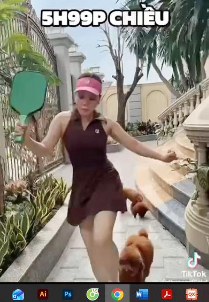 Việt Hương gây hoang mang khi bước ra khỏi căn biệt thự với biểu hiện mệt mỏi, nhưng hóa ra đó chỉ là trò đùa. Ảnh cắt từ clip.