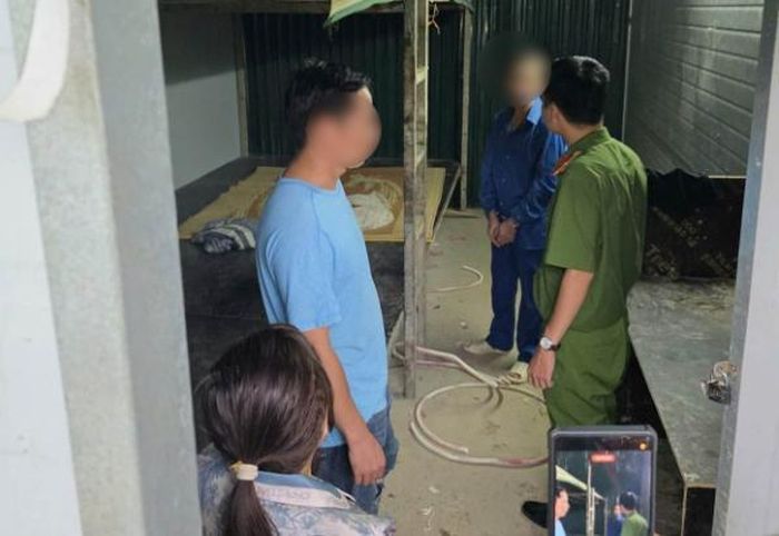 Lực lượng Công an kiểm tra lán trại của nhóm công nhân được trả lương bằng ma túy. Ảnh: Công Lý