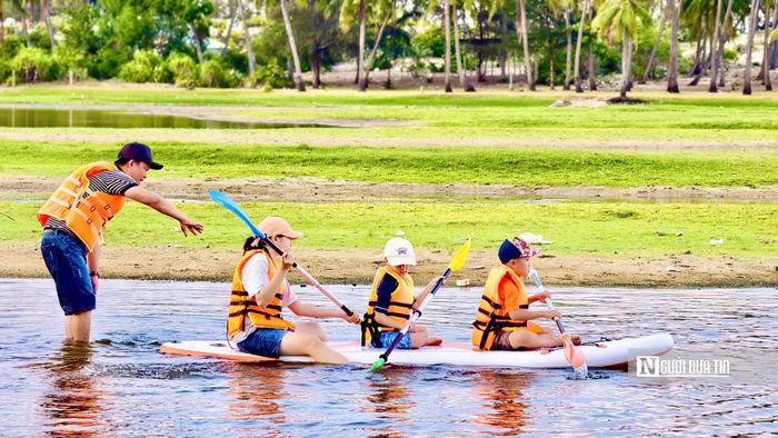 Ngoài chèo SUP, cắm trại hay ngắm chim, nhiều người còn tìm đến đây để săn khoảnh khắc hoàng hôn khi ánh chiều phủ vàng trên mặt nước mênh mông, hàng dừa và rừng phi lao in bóng xuống đầm.