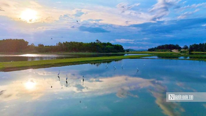Anh Trần Mạnh (Quảng Ngãi) chia sẻ, anh thích ngắm hoàng hôn ở đầm An Khê bởi khung cảnh yên bình, ít đông đúc. Sau khi trải nghiệm, anh cho rằng nơi đây có nhiều tiềm năng trở thành điểm du lịch sinh thái nếu vẫn giữ được cảnh quan tự nhiên.