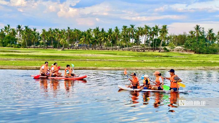 Những năm gần đây, đầm An Khê dần trở thành điểm đến được nhiều du khách, đặc biệt là giới trẻ, lựa chọn để chèo SUP, cắm trại và chụp ảnh. Chiều xuống, khu vực Bãi Dừa ở phía đông đầm trở nên nhộn nhịp khi nhiều nhóm du khách tập trung vui chơi, trải nghiệm giữa không gian thoáng đãng.