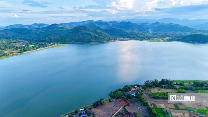 Một điểm nhấn khác của đầm An Khê là lạch Cửa Lỗ - lối thoát nước dài khoảng 3km nối đầm với biển. Mặt nước khá êm, thích hợp cho các hoạt động chèo SUP và khám phá thiên nhiên. Đây cũng là khu vực dòng nước ngọt từ đầm hòa vào nước biển, tạo điều kiện cho nhiều loài thủy sinh phát triển.