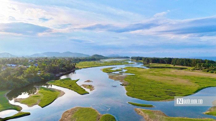 Điểm đặc biệt của An Khê là nằm sát biển nhưng lại là đầm nước ngọt - điều hiếm gặp ở các đầm ven biển.