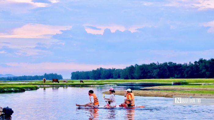 Chị Vân Anh (Đà Nẵng) cho biết, đây là lần đầu đến đầm An Khê sau khi xem hình ảnh trên mạng xã hội. Theo chị, điều gây ấn tượng là mặt nước phẳng lặng, hàng dừa xanh và không gian còn khá hoang sơ, phù hợp để chèo SUP, cắm trại và chụp ảnh.