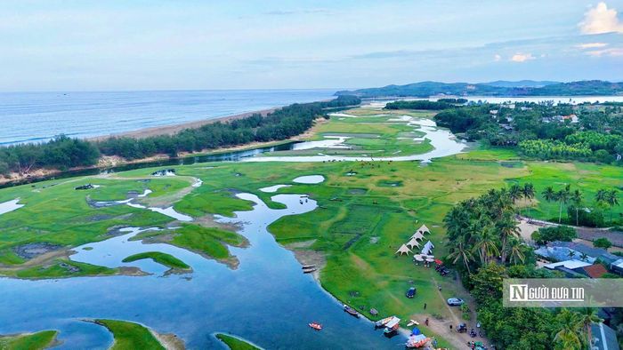 Bao quanh đầm là những bãi cỏ rộng, hàng dừa xanh và rừng phi lao ven biển. Nhiều du khách cho biết họ chọn An Khê bởi nơi đây vẫn giữ được nét hoang sơ, không quá đông đúc và phù hợp với các hoạt động ngoài trời như chèo SUP, cắm trại hay ngắm hoàng hôn.