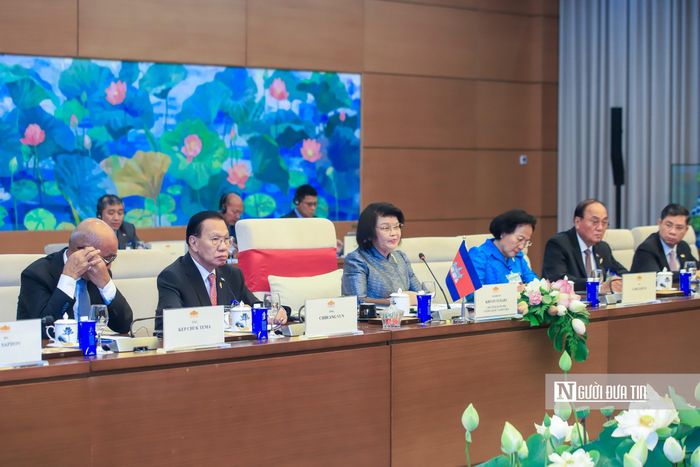 Đến nay, Việt Nam có 229 dự án đầu tư còn hiệu lực ở Campuchia với tổng vốn đăng ký đạt khoảng 2,94 tỷ USD, đứng thứ hai trong 85 địa bàn ta đầu tư ra nước ngoài (sau Lào) và trong nhóm 5 nước có đầu tư trực tiếp lớn nhất tại Campuchia (sau Trung Quốc, Hàn Quốc, Singapore và Nhật Bản). Hai bên đang tích cực phối hợp thực hiện mục tiêu kim ngạch thương mại song phương sớm đạt 20 tỷ USD.