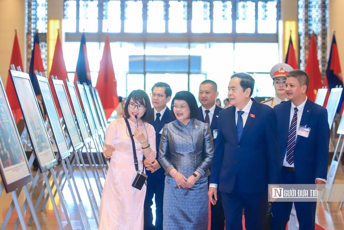 Chủ tịch Quốc hội Trần Thanh Mẫn cùng Chủ tịch Quốc hội Campuchia tham quan khu vực trưng bày những hình ảnh về đất nước, con người và quan hệ tốt đẹp giữa hai quốc gia Việt Nam - Campuchia trong nhiều năm qua.