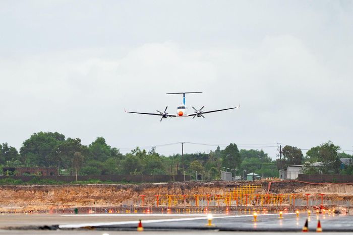 Sự kiện bay hiệu chuẩn tại đường cất hạ cánh số 2 tại Phú Quốc không chỉ là cột mốc hoàn thiện một công trình hạ tầng, mà còn là dấu ấn của một tiến độ thi công "đáng kinh ngạc".
