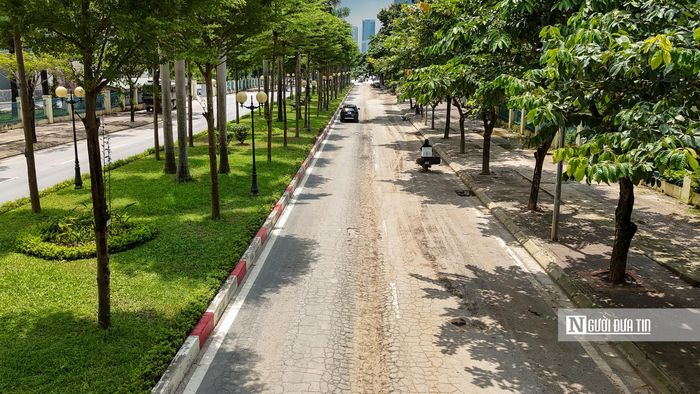 Hình ảnh cho thấy, mặt đường hư hỏng, đoạn xuất hiện vệt lún sâu, nứt toác, bong bật lớp bê tông nhựa.