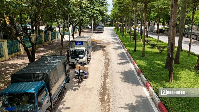 Sau nhiều tháng thi công dự án hồ điều hòa Phú Đô, mặt đường Đỗ Xuân Hợp và Tân Mỹ đến nay đã xuống cấp. Trong ảnh là đường Tân Mỹ được chụp vào chiều ngày 27/7.