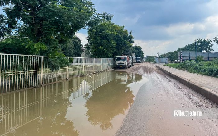Thông tin với báo chí, đại diện phường Từ Liêm cho biết, việc hoàn trả lại mặt bằng sau khi thi công thuộc về Ban Quản lý dự án đầu tư xây dựng công trình hạ tầng kỹ thuật và nông nghiệp Hà Nội, phường chỉ thực hiện việc giải phóng mặt bằng cho dự án.