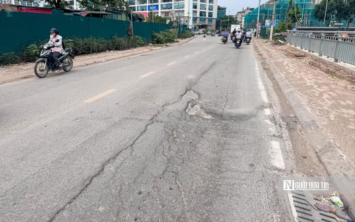 Bằng mắt thường có thể dễ dàng nhận thấy, tình trạng xuống cấp, lồi lõm của mặt đường này. Người dân xung quanh khu vực bày tỏ mong muốn các dự án sớm hoàn thành, các đơn vị sớm hoàn trả, trải thảm lại mặt đường giúp người dân di chuyển được an toàn, thuận lợi.