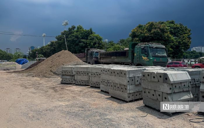 Bên cạnh đó, đường Tân Mỹ đang được tận dụng làm nơi tập kết vật liệu xây dựng.