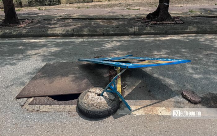 Theo người dân, việc mặt đường phố Tân Mỹ bị hư hỏng xuống cấp như vậy là do nhiều tháng qua, đây là tuyến phố chính để vận chuyển vật liệu và đất đá ra vào công trình. 