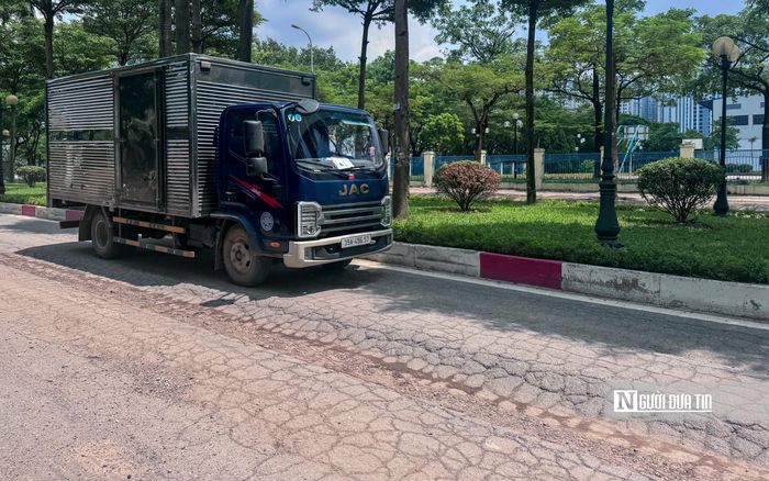 Nhiều đoạn mặt đường bị biến dạng rõ rệt.