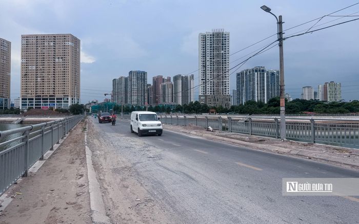 Cũng theo ghi nhận, tuyến đường nằm giữa hai hồ điều hòa Đồng Bông 2 cũng trong tình trạng xuống cấp, lồi lõm sau quá trình thi công khẩn trương hồ điều hòa này.