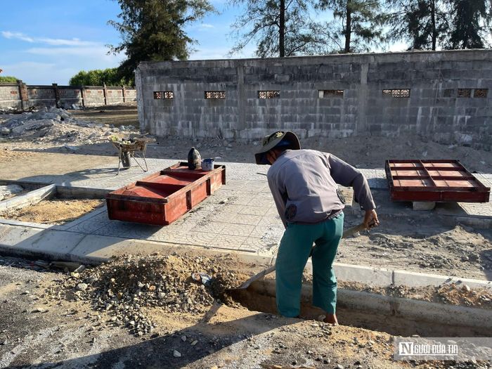 Dưới thời tiết nắng nóng cuối tháng 7, nhiều tổ công nhân vẫn miệt mài thi công các hạng mục như: lát vỉa hè, bó vỉa, hoàn thiện hệ thống thoát nước và hạ tầng kỹ thuật hai đầu cầu.