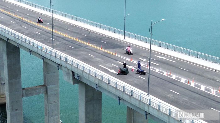 Trước đó, cây cầu đã cho thông xe vào ngày 30/4/2026. Theo ghi nhận, để đảm bảo an toàn giao thông, đơn vị thi công đã cho người đứng điều tiết, giao thông 2 bên cầu.