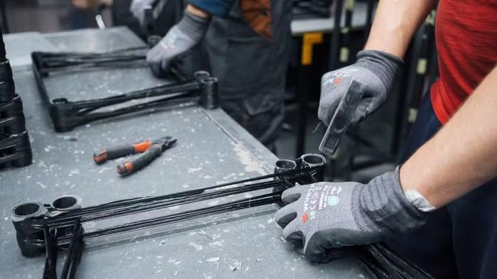 Các công nhân tại một nhà máy của Fire Point ở Ukraine đang sản xuất máy bay không người lái. Ảnh: Guardian.