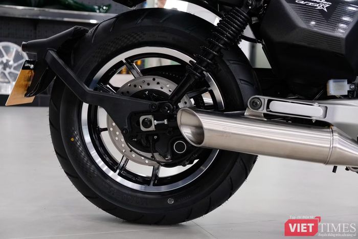 Động cơ kết hợp với hộp số sàn 6 cấp, ly hợp hỗ trợ chống trượt và hệ thống truyền động cuối bằng dây đai.