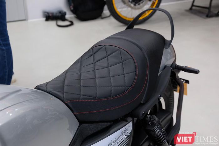 Mẫu xe có chiều cao yên 730 mm, chiều dài cơ sở 1.460 mm và khối lượng khoảng 180 kg. Trọng tâm thấp cùng bán kính quay vòng khoảng 1,75 m giúp người lái dễ chống chân, quay đầu và xoay trở trong điều kiện giao thông đô thị.