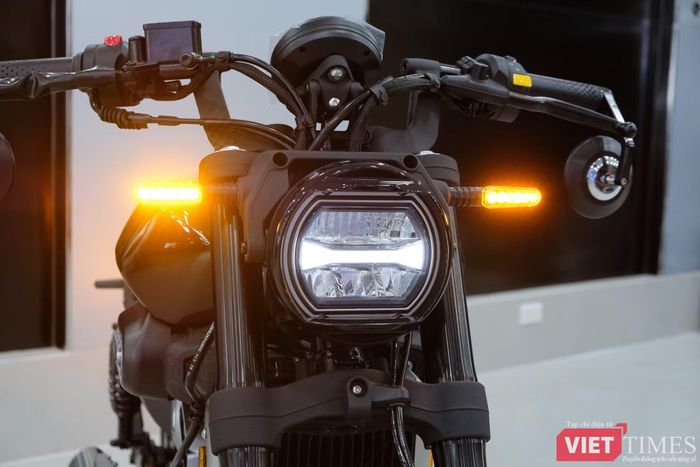 Cụm đèn LED phía trước của GV350X có thiết kế đơn giản, tạo hình gợi nhớ đến logo của hãng.