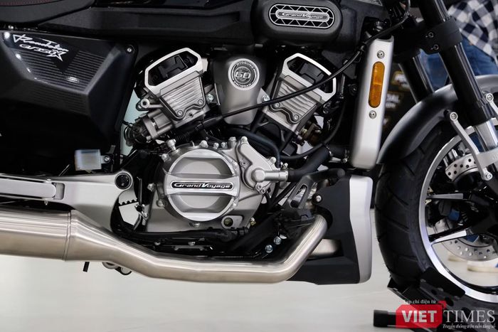 Hyosung trang bị cho GV350X động cơ V-Twin dung tích 339 cc, làm mát bằng chất lỏng và tích hợp hệ thống phun nhiên liệu điện tử. Khối động cơ cho ra công suất 31,5 mã lực tại 8.500 vòng/phút và mô-men xoắn cực đại 30 Nm tại 6.500 vòng/phút.
