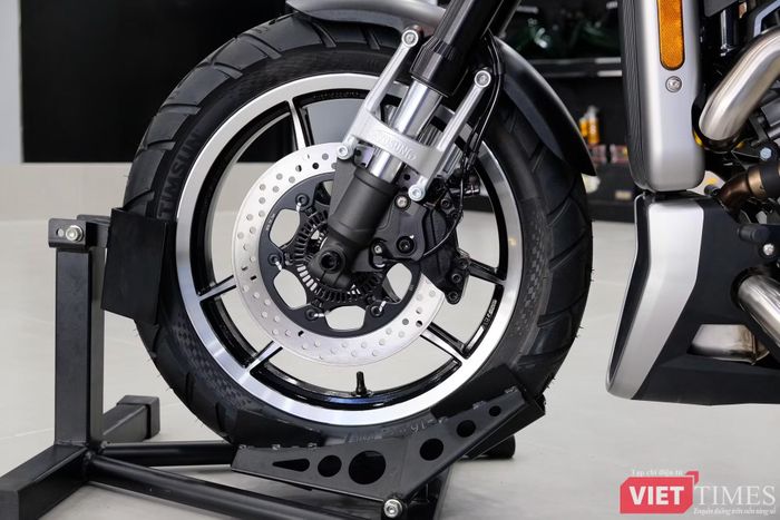 Danh sách trang bị an toàn trên GV350X gồm phanh đĩa trước sau, kết hợp ABS 2 kênh và hệ thống kiểm soát lực kéo TCS có thể bật hoặc tắt. Xe sử dụng phuộc ống lồng phía trước và giảm xóc đôi phía sau.
