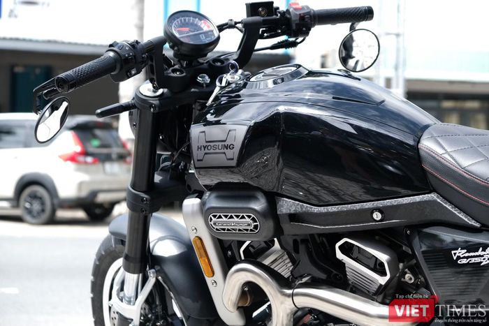Tư thế lái của GV350X được cân bằng giữa sự thư giãn của cruiser và khả năng điều khiển linh hoạt nhờ ghi đông đặt cao.