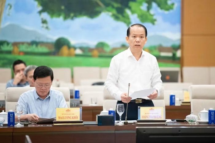 Bộ trưởng Bộ Tư pháp Hoàng Thanh Tùng trình bày Tờ trình dự án Luật Đấu giá tài sản (sửa đổi). Ảnh: Cổng TTĐT Quốc hội.