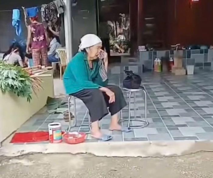 Hình ảnh mẹ liệt sĩ ngồi khóc khi đón con về khiến anh Lượng không thể nào quên. Ảnh: NVCC.