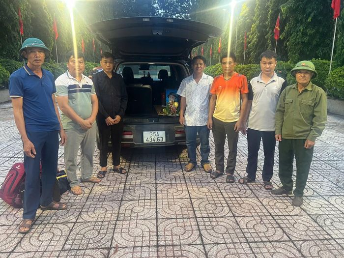 Anh Lượng chụp ảnh cùng gia đình thân nhân các liệt sĩ. Ảnh: NVCC.