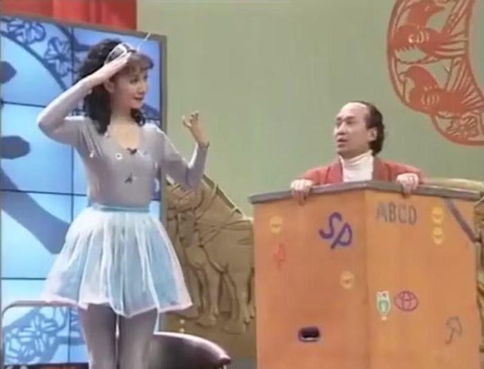 Thái Hoa (trái) biểu diễn cùng diễn viên Quách Đạt (phải) trong chương trình Gala Tết 1996. Ảnh: Creaders.