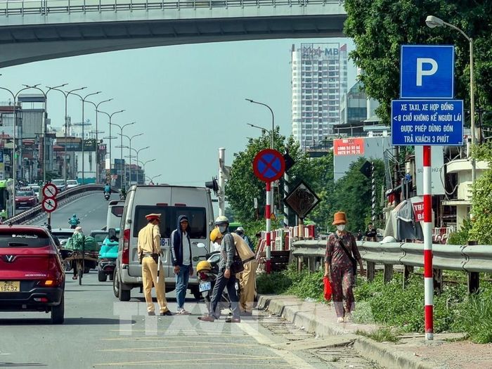 Khu vực trước cổng Bệnh viện Bạch Mai được bố trí điểm dừng đón, trả khách dành cho xe taxi và xe hợp đồng dưới 8 chỗ (không kể người lái) trong thời gian tối đa 3 phút. Ảnh: Trung Nguyên - TTXVN