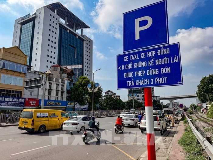 Biển báo quy định điểm dừng đón, trả khách dành cho xe taxi, xe hợp đồng dưới 8 chỗ (không kể người lái) được lắp đặt trên đường Giải Phóng, trước cổng Bệnh viện Bạch Mai. Ảnh: Trung Nguyên - TTXVN