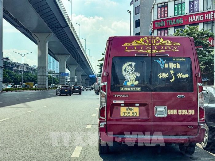 Xe Limousine dừng, đỗ trên tuyến Giải Phóng, khu vực dưới đường vành đai trên cao, thuộc phạm vi Đội CSGT đường bộ số 4 tăng cường tuần tra, xử lý vi phạm. Ảnh: Trung Nguyên - TTXVN